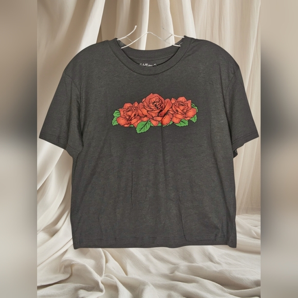 Rebellious One Dark Gray Graphic Red Roses 🌹 Cropped T-Shirt-Sz-S - Picture 1 of 10